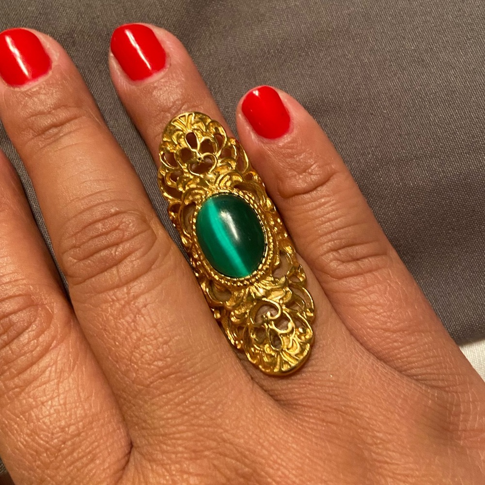 💎 gold shield ring with green stone 💎3/$6